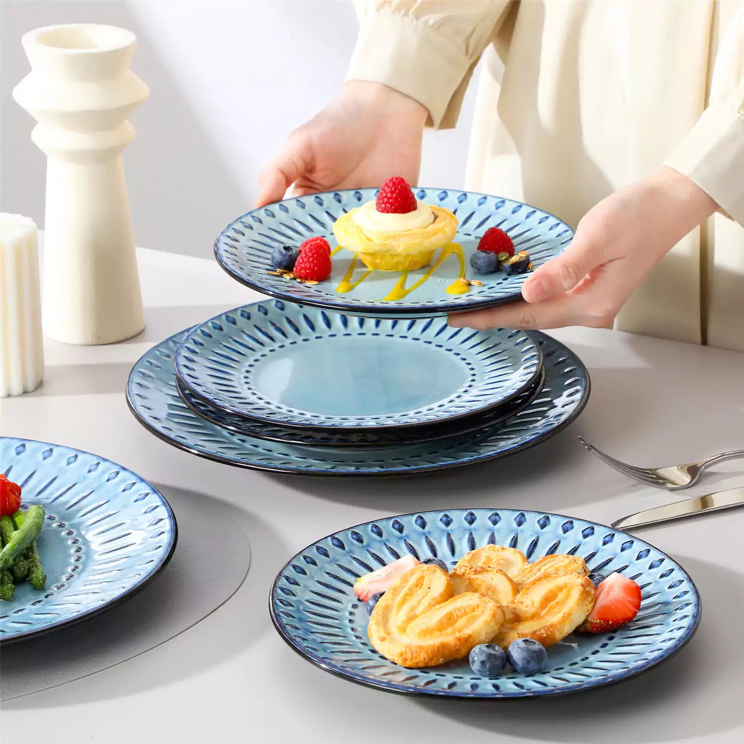 vancasso Nile 16-Piece Dinnerware Set With Embossed Geometric Patterns And A Reactive Glaze, Blending Artisanal Charm With Modern Farmhouse Style.