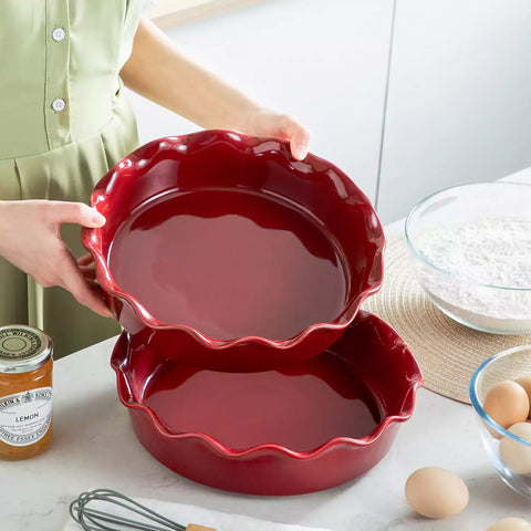 Cherry Red Fluted Pie Pan with fruit and roasted chicken – versatile stoneware, glossy glaze – ideal for baking and serving-vancasso