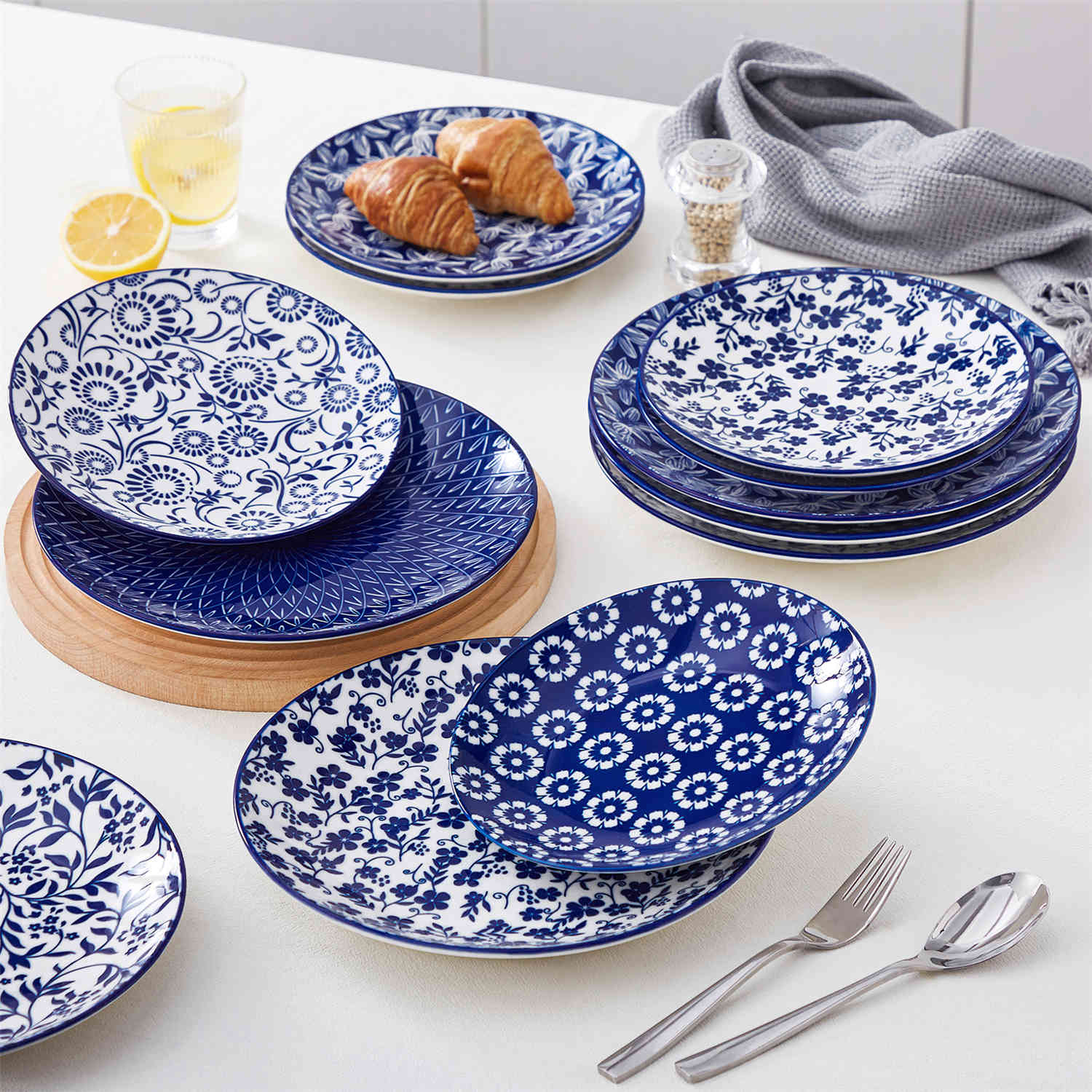 Selene 6-Piece Porcelain Dinner Plates Set, featuring beautiful Japanese-inspired floral patterns and a vibrant blue-and-white glaze-vancasso