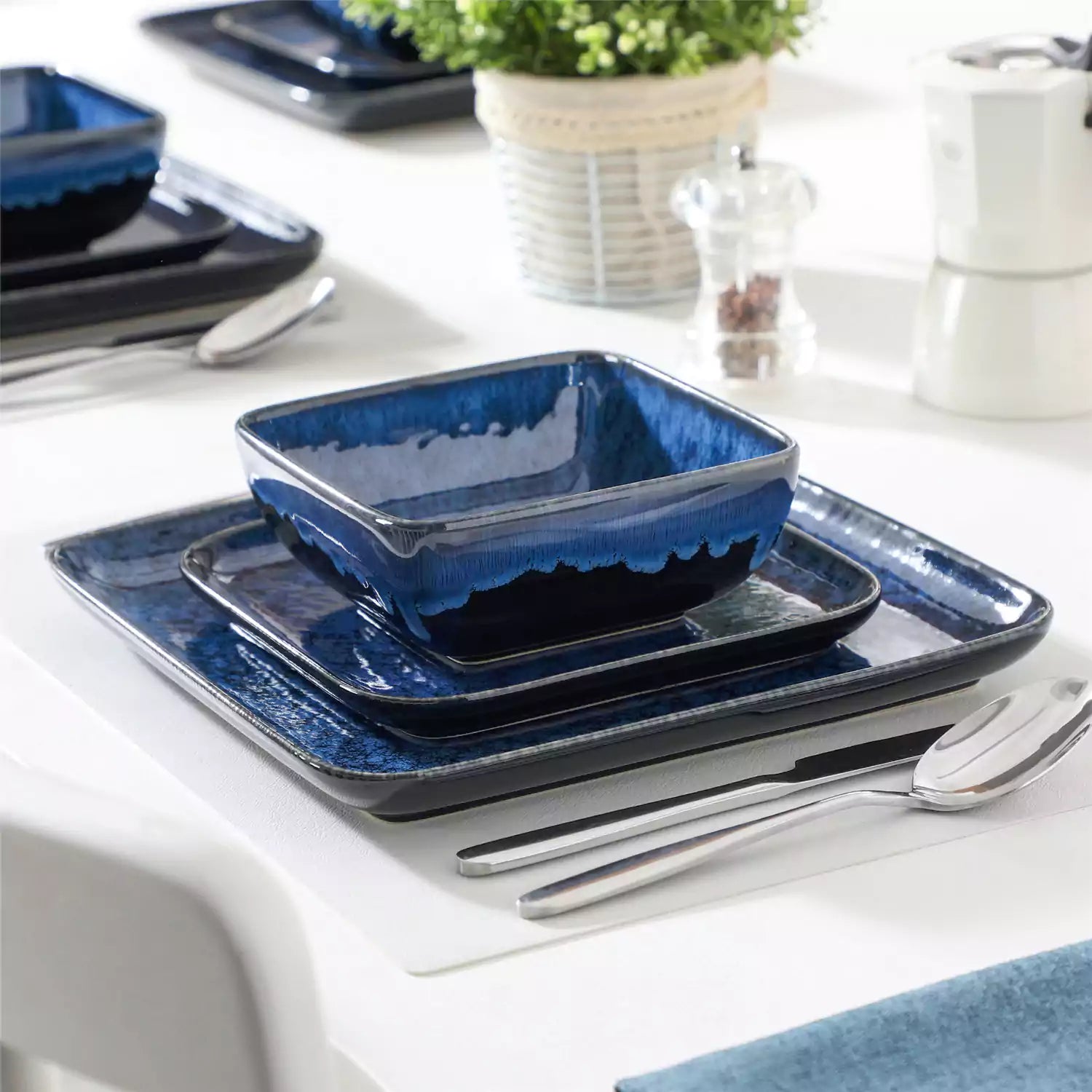 Stern 18-Piece Dinnerware Set With A Stunning Reactive Glaze For A Modern And Elegant Touch - Blue