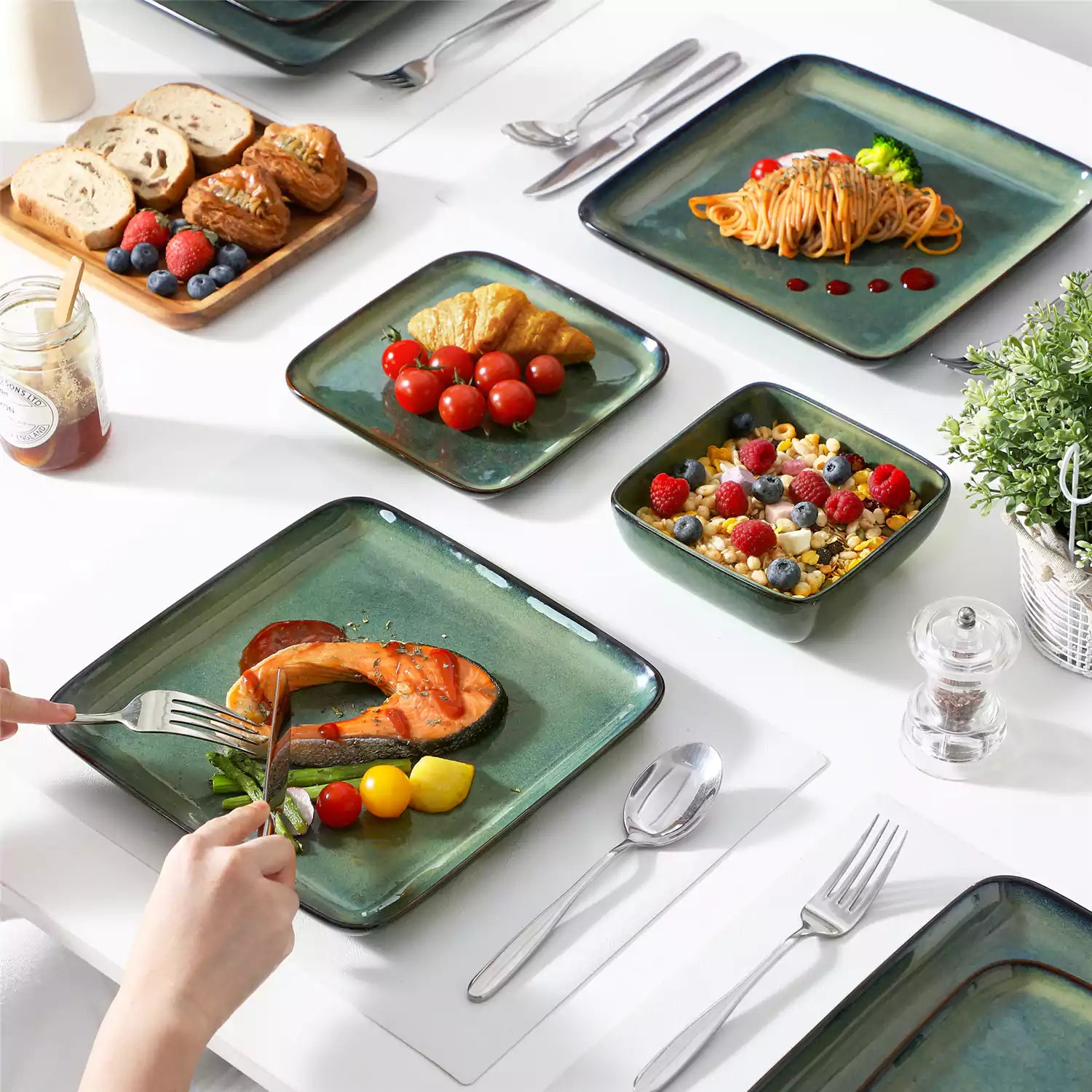 Stern 18-Piece Dinnerware Set With A Stunning Reactive Glaze For A Modern And Elegant Touch - Green