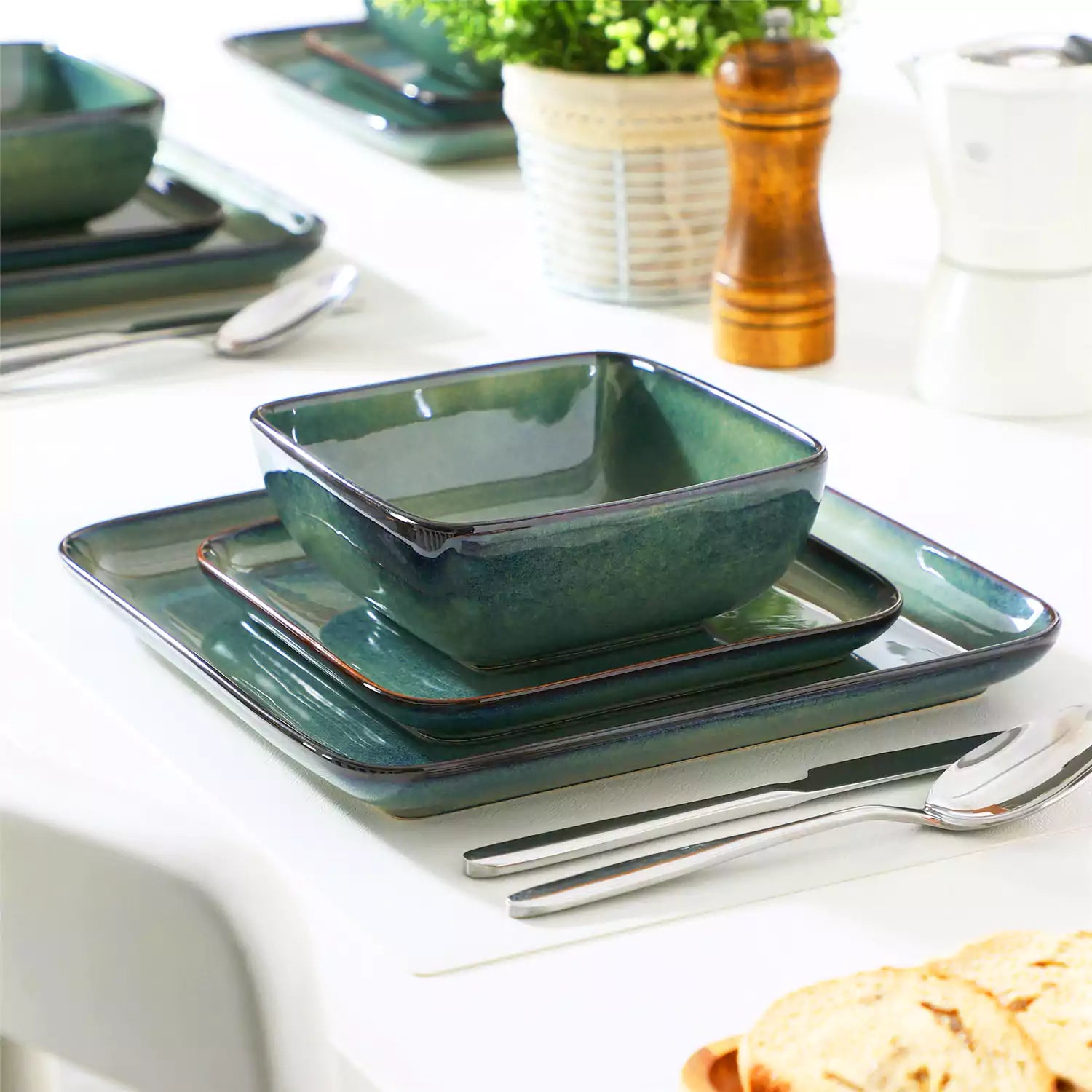 Stern 18-Piece Dinnerware Set With A Stunning Reactive Glaze For A Modern And Elegant Touch - Green