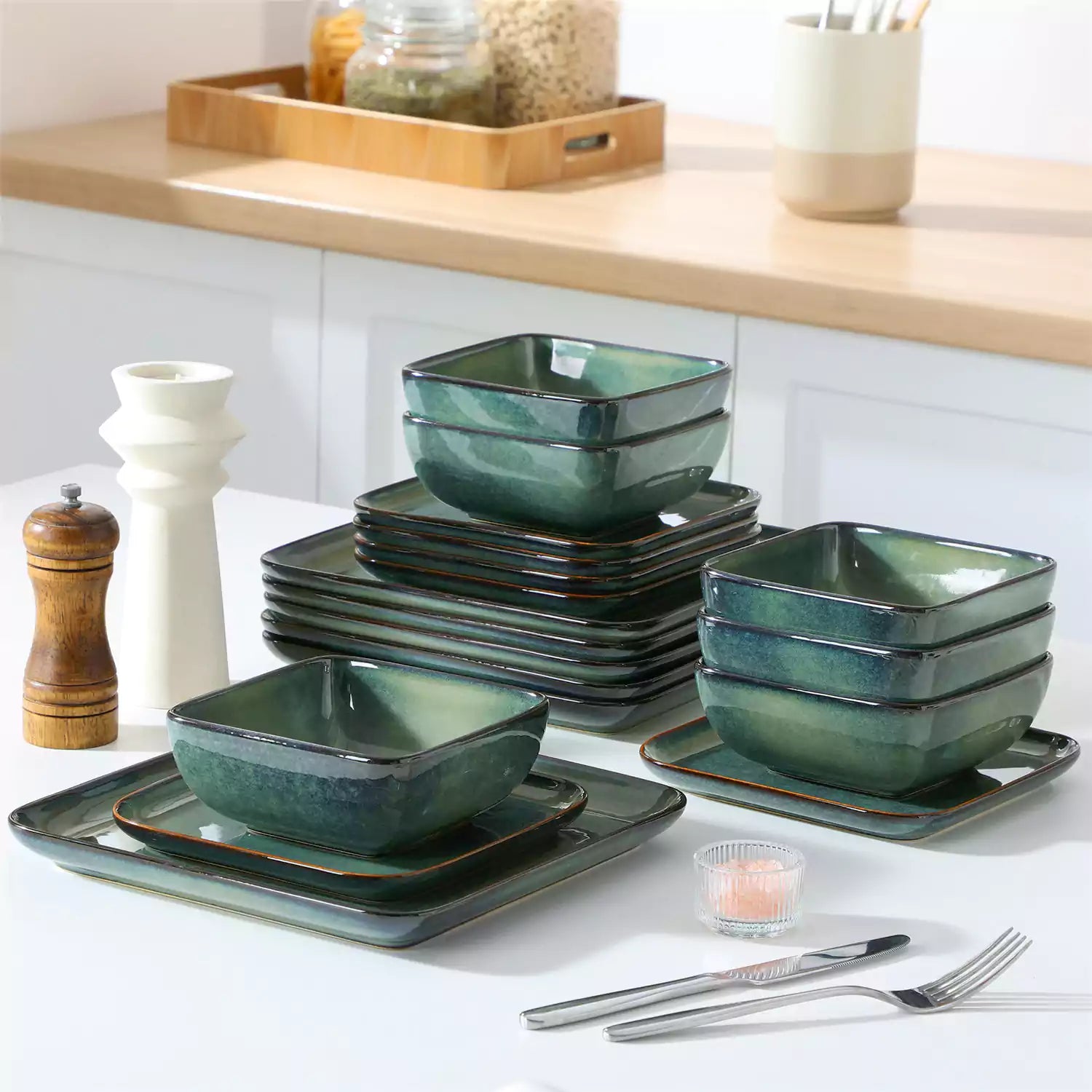 Stern 18-Piece Dinnerware Set With A Stunning Reactive Glaze For A Modern And Elegant Touch - Green