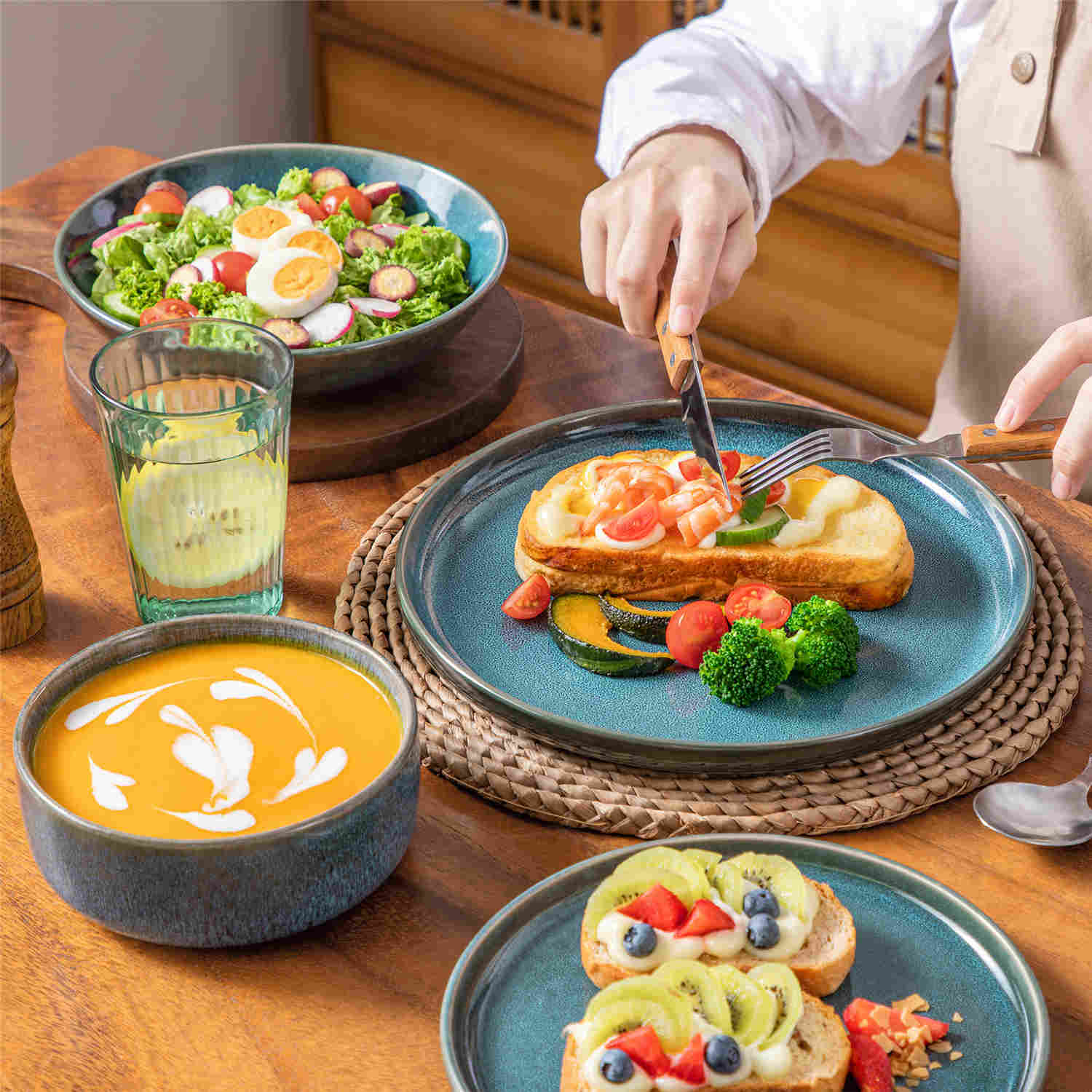 vancasso Vega 16-Piece Stoneware Dinnerware Set, Showcasing a Stunning Reactive Glaze Finish that Creates Unique, Vibrant Patterns on Each Piece. Featuring Dual-Sided Kiln Transformations, This Set Adds Depth and Character to Your Table Setting.