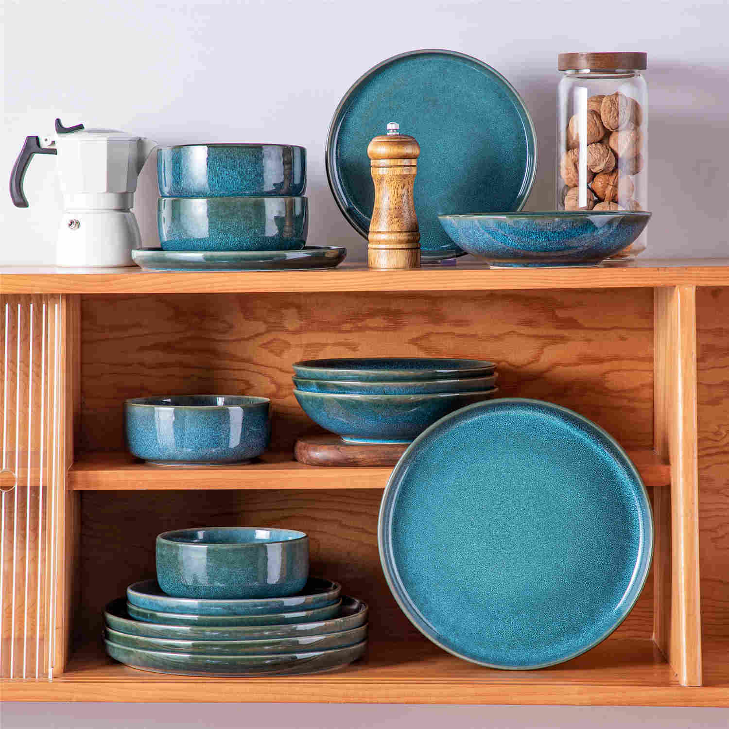 vancasso Vega 16-Piece Stoneware Dinnerware Set, Showcasing a Stunning Reactive Glaze Finish that Creates Unique, Vibrant Patterns on Each Piece. Featuring Dual-Sided Kiln Transformations, This Set Adds Depth and Character to Your Table Setting.